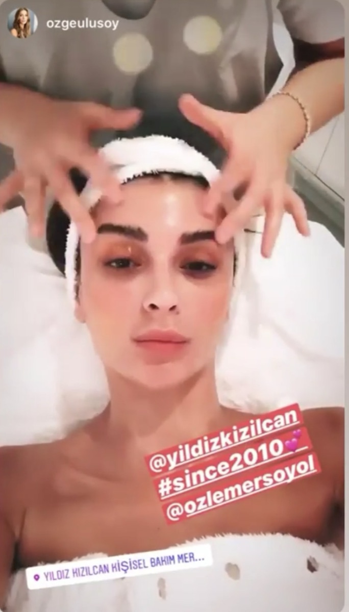 Özge Ulusoy'un merkezde cilt bakımı sırasında paylaştığı Instagram hikayesi